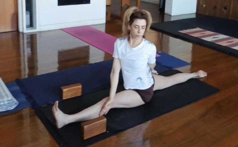 Fernanda Torres surpreende com flexibilidade em aula de yoga.