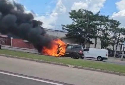 Um carro de passeio pegou fogo na BR 316, no centro de Ananindeua.