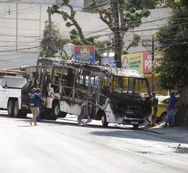 Imagem - Traficantes usam 12 ônibus como barricada em represália à PM do Rio