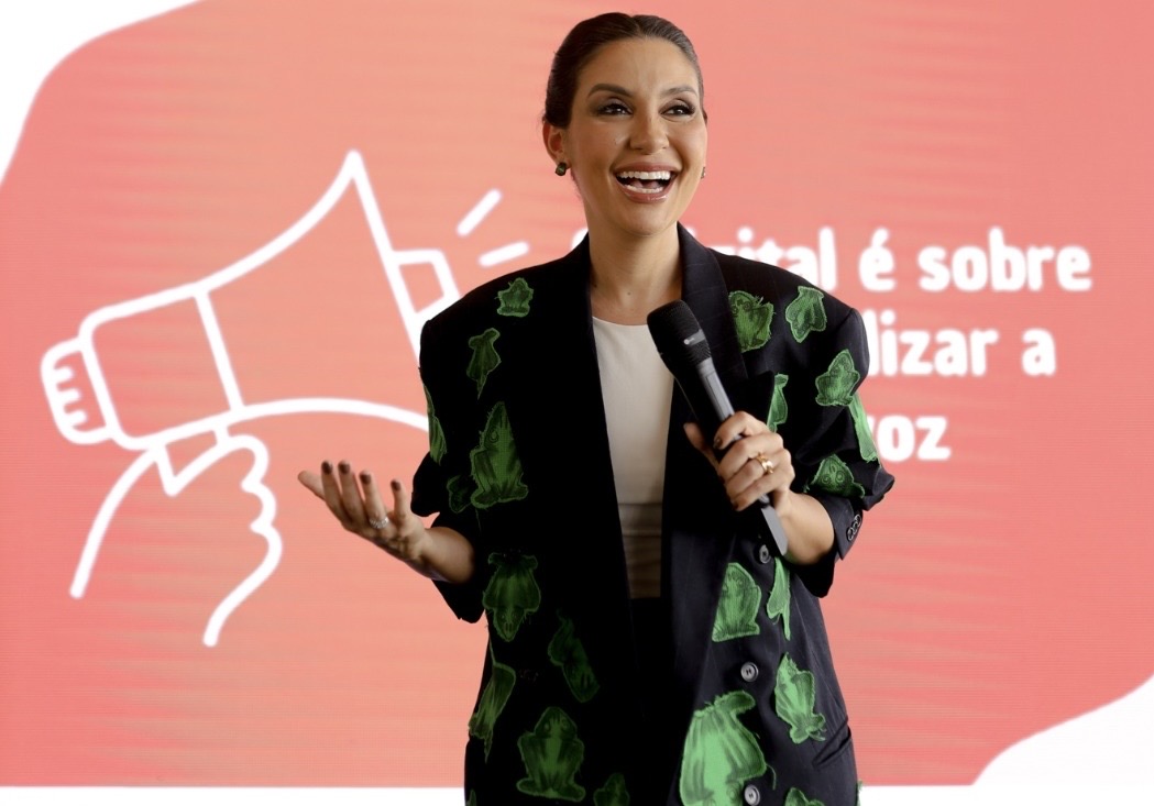 Dina Carmona dividirá o palco com nomes como Gkay, Mariana Xavier e Weena Tikuna, no painel “Limites entre Liberdade, Exposição e Algoritmo”