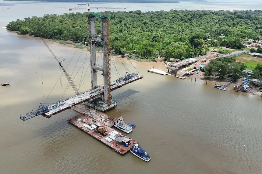 O impacto assustou moradores, mas não causou vítimas e nem comprometeu a estrutura da ponte.