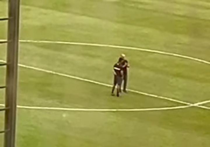 Imagem - Após permanência de António Oliveira, Marcos Braz é flagrado em conversa enérgica no Baenão