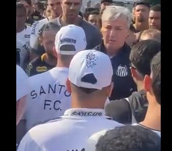 Imagem - Torcedores do Santos invadem CT e cobram Neymar; confira