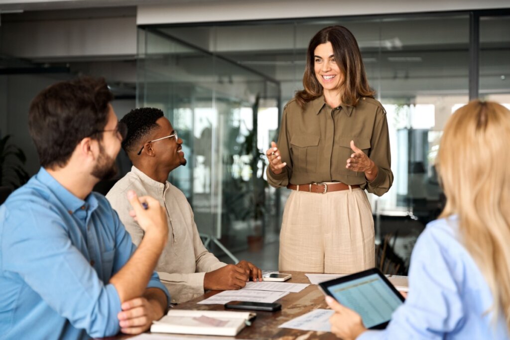 A implementação de tecnologia e processos padronizados ajuda a manter qualidade operacional mesmo com o crescimento (Imagem: insta_photos | Shutterstock)
