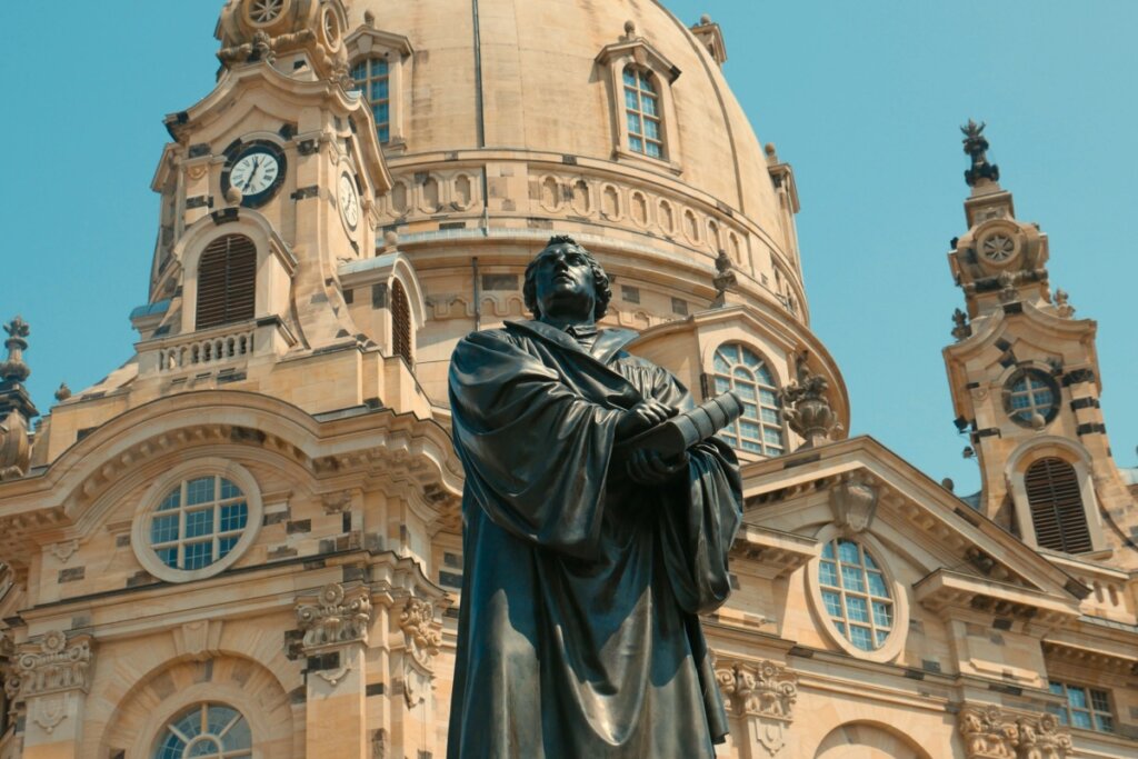 A Reforma protestante tinha como objetivo reformular o catolicismo abalado pela economia e cultura do período (Imagem: Igor Banaszczyk | Shutterstock)