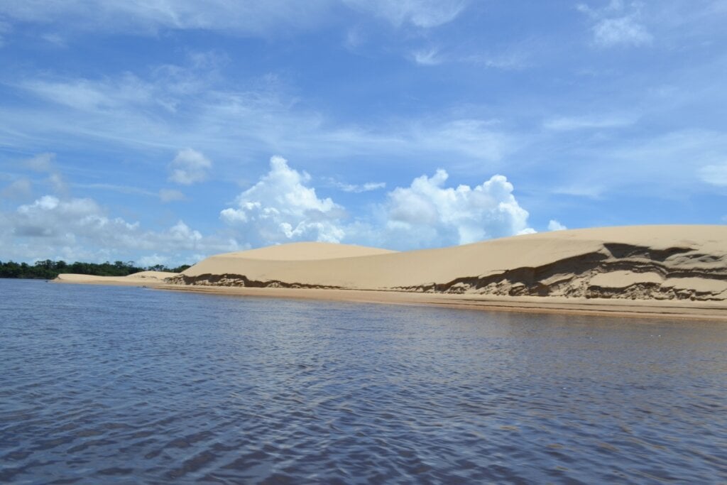 O passeio de caiaque pelo Rio Preguiças é uma excelente escolha para quem deseja contemplar a flora e fauna de Atins (Imagem: soniarcf | Shutterstock)