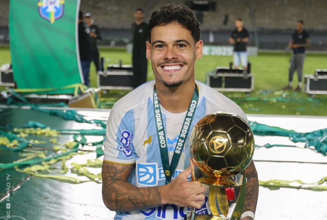 Luan Freitas com a taça da Copa Verde 2025 -