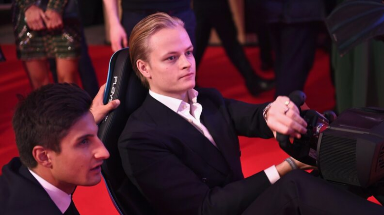 (Marius Borg Hoiby, de 28 anos, é o filho mais velho da princesa herdeira da Noruega. Ele é acusado de cometer 32 crimes após uma longa investigação.)
