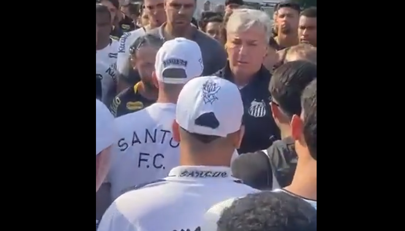 Neymar e Alexandre Mattos escutam cobranças dos organizados