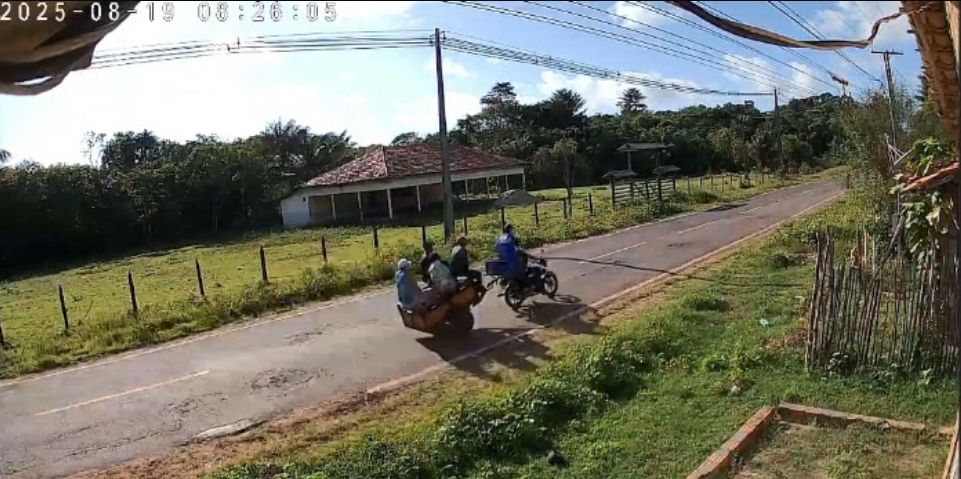 Vídeo: Carretinha se desprende de moto e deixa trabalhadores feridos em estrada no Marajó