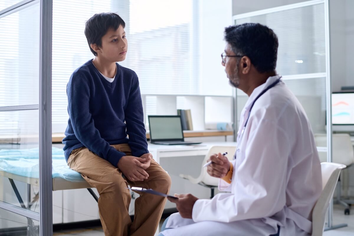 O quadro de torção testicular é mais frequente em crianças e adolescentes, especialmente até a puberdade, e requer intervenção médica (Imagem: Media_Photos | Shutterstock)