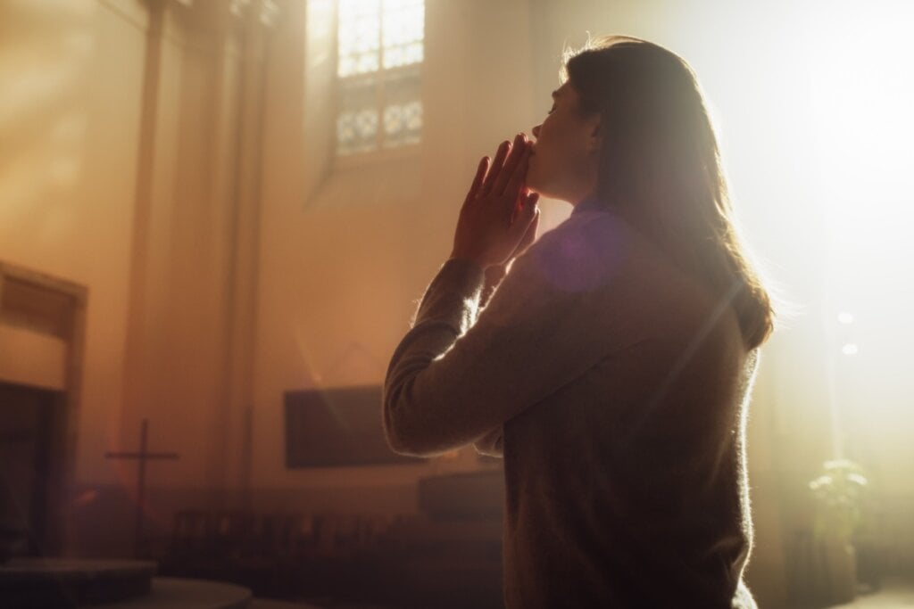 O Santo acreditava que Maria era uma intercessora poderosa, sempre pronta para ajudar quem buscava seu auxílio (Imagem: Gorodenkoff | Shutterstock)