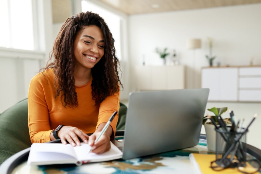 Os simulados permitem que o estudante se familiarize com a prova e aumente a confiança (Imagem: Prostock-studio | Shutterstock)
