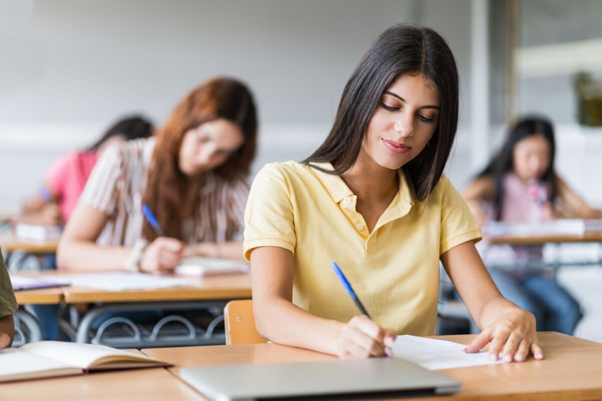 Os simulados são uma etapa fundamental na preparação para o vestibular (Imagem: EF Stock | Shutterstock)