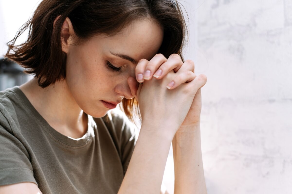 Rezar em momentos de dificuldade acalma o coração e renova a esperança (Imagem: etonastenka | Shutterstock) 