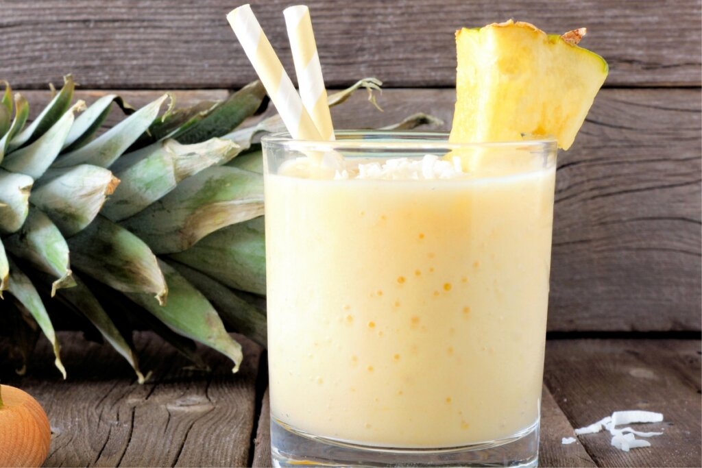 Vitamina caseira de abacaxi com gengibre (Imagem: JeniFoto | Shutterstock)