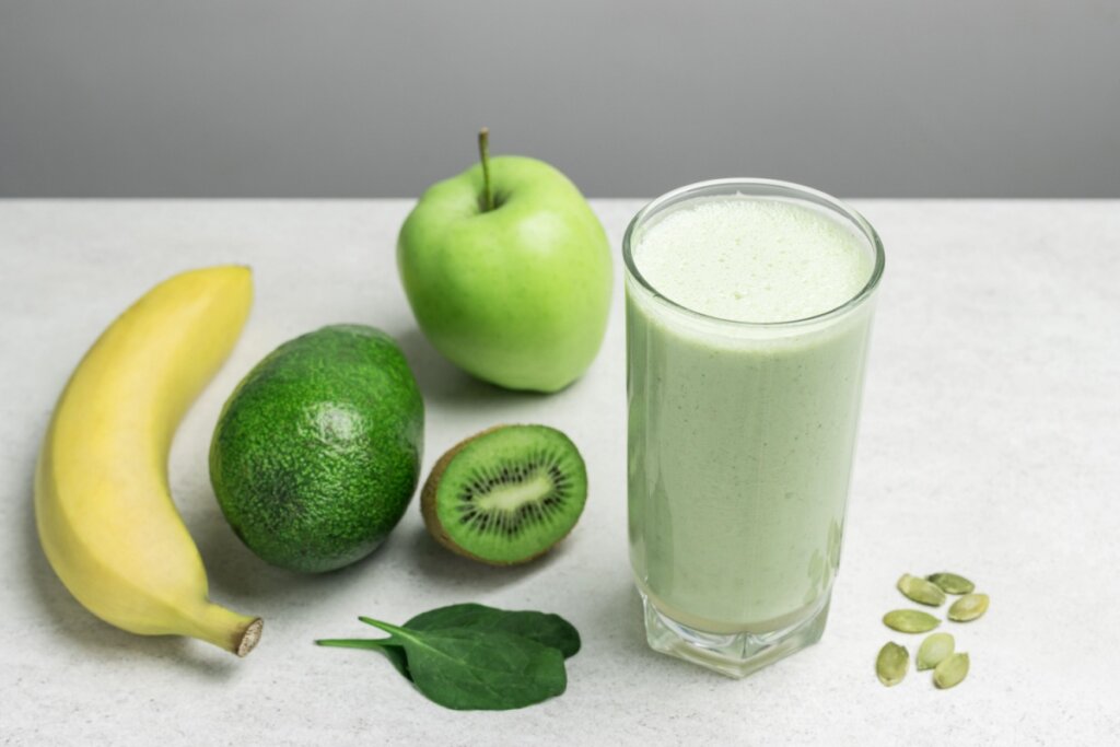 Vitamina verde com maçã, espinafre, kiwi e abacate (Imagem: Farion_O | Shutterstock)