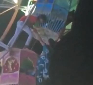 Imagem - Vídeo: mulher fica pendurada após cair de cabine de roda-gigante
