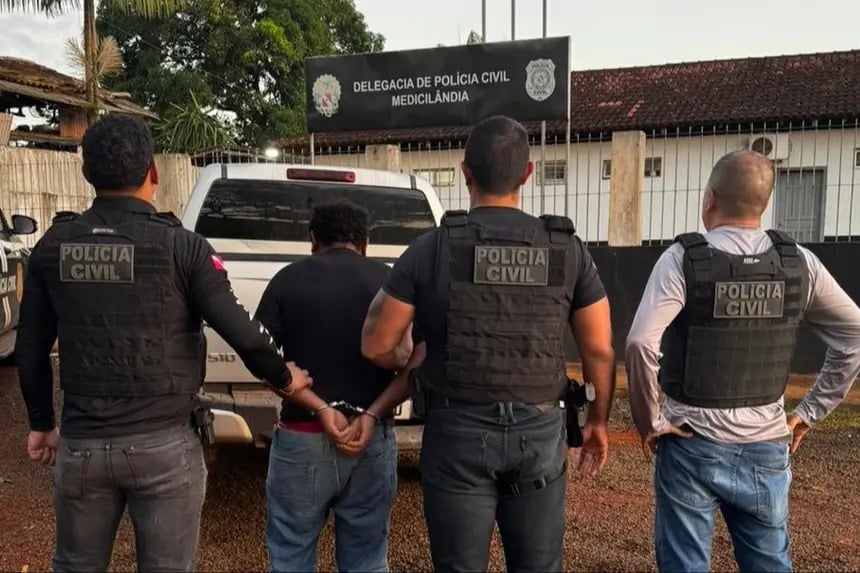 (A Polícia efetuou a prisão de seis pessoas investigadas por serem membros de uma facção criminosa. )