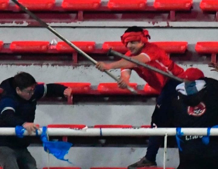 Imagem - Violência entre torcidas suspende Independiente x Universidad de Chile pela Sul-Americana