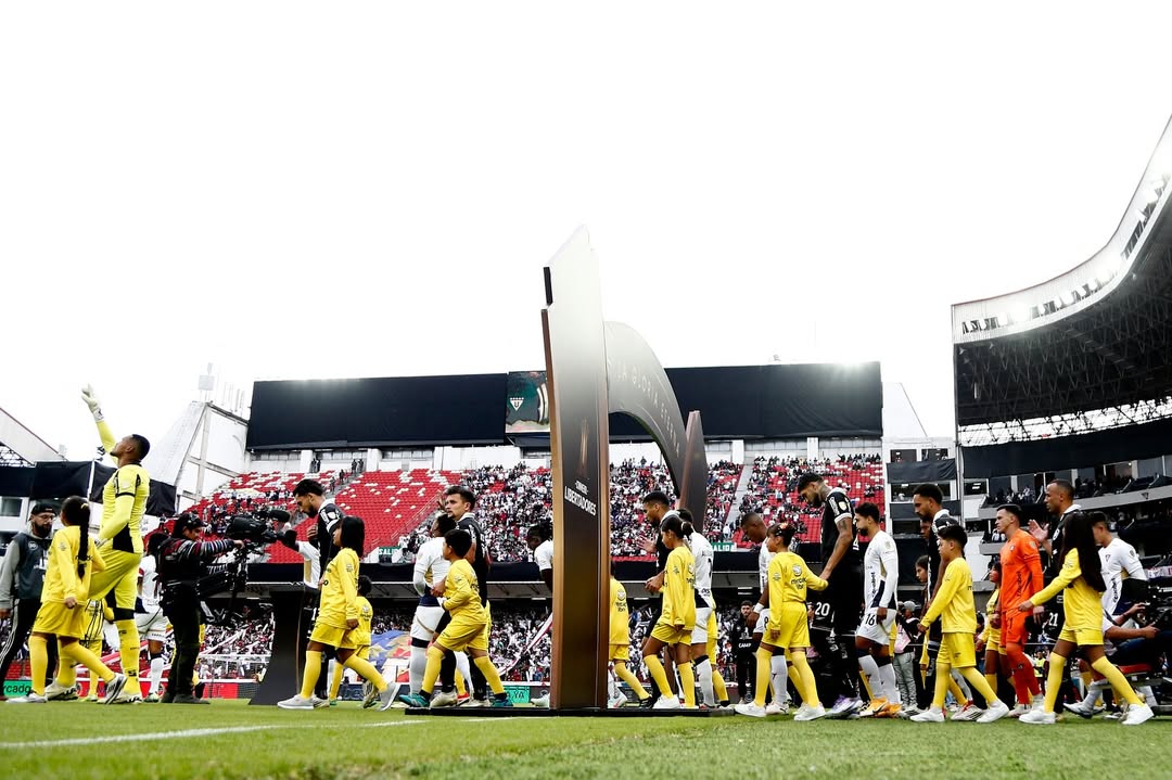 Imagem - Atual campeão, Botafogo leva 2 a 0 da LDU e está eliminado da Libertadores