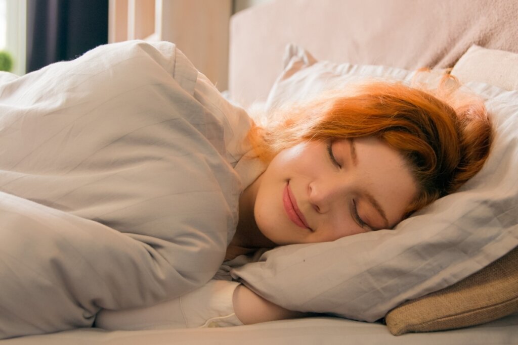 Dormir bem é uma estratégia para ajudar no emagrecimento (Imagem: MAYA LAB | Shutterstock)