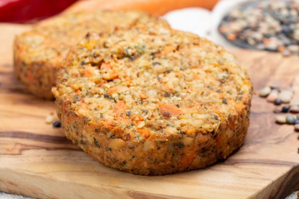 Hambúrguer de lentilha com cenoura e linhaça (Imagem: barmalini | Shutterstock)