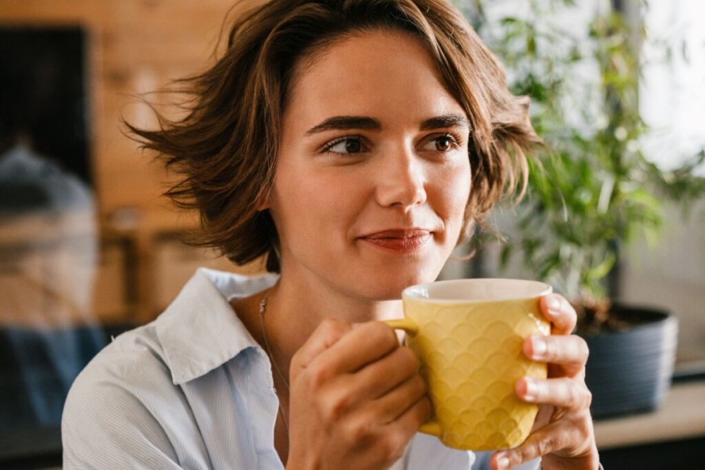 O chá de capim-limão tem propriedades anti-inflamatórias e antioxidantes (Imagem: Dean Drobot | Shutterstock)