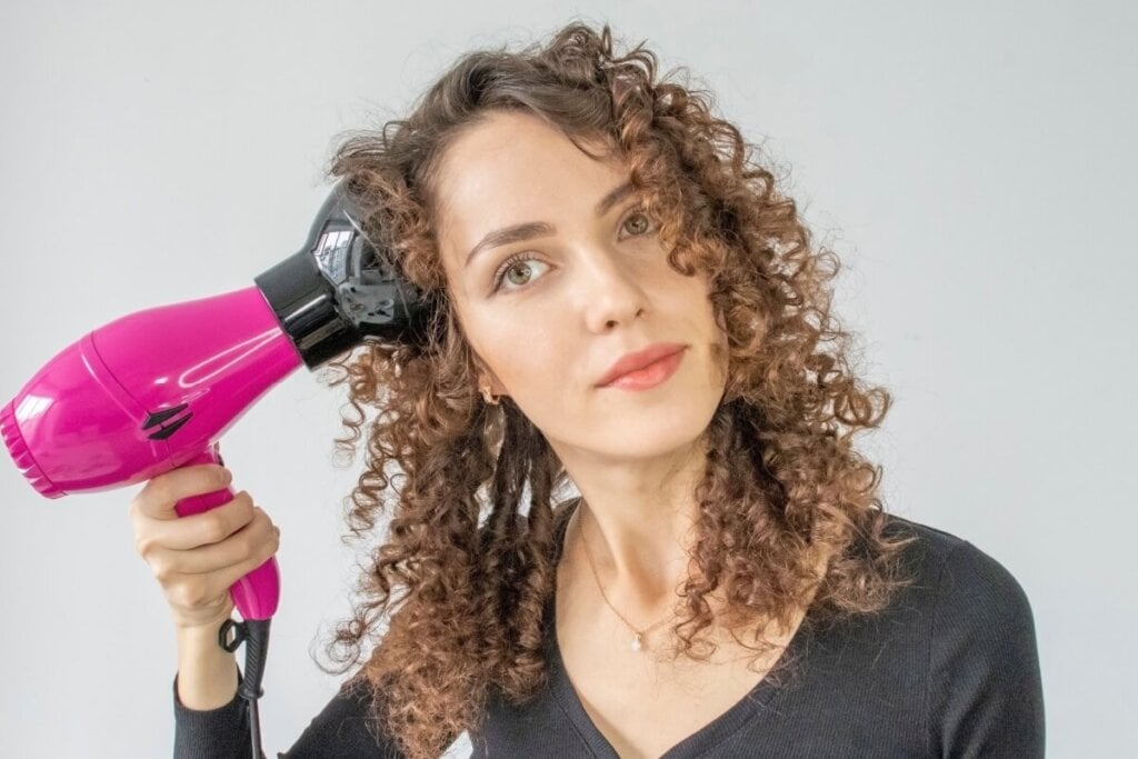 O difusor é ideal para uma secagem perfeita dos cachos (Imagem: Zaruna | Shutterstock)