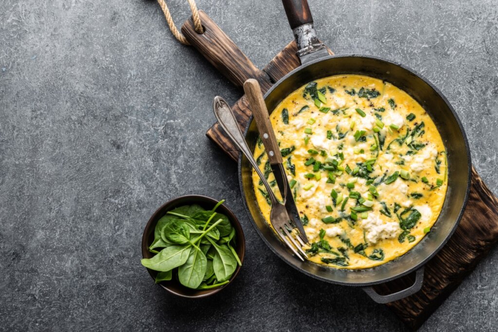 Omelete de espinafre e linhaça (Imagem: Sunny Forest | Shutterstock) 