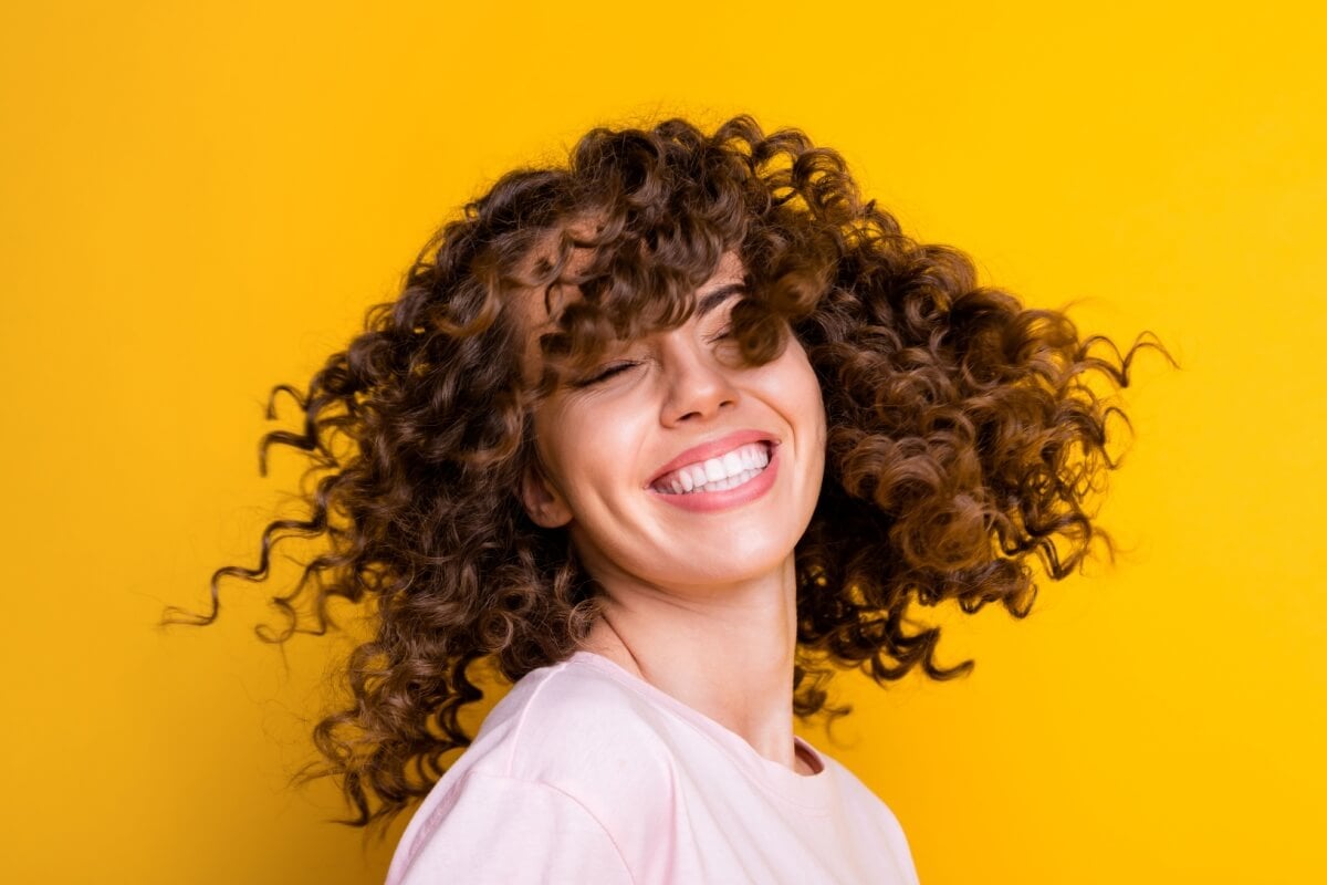 Para manter a definição dos cachos no day after é necessária uma rotina de cuidados (Imagem: Roman Samborskyi | Shutterstock)