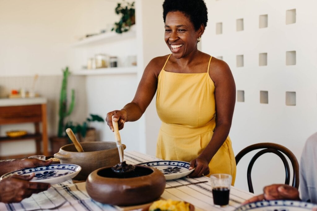 Promover o consumo consciente da comida afro-brasileira é reconhecer que esses pratos também são um território de memória e afirmação (Imagem: JLco Julia Amaral | Shutterstock)