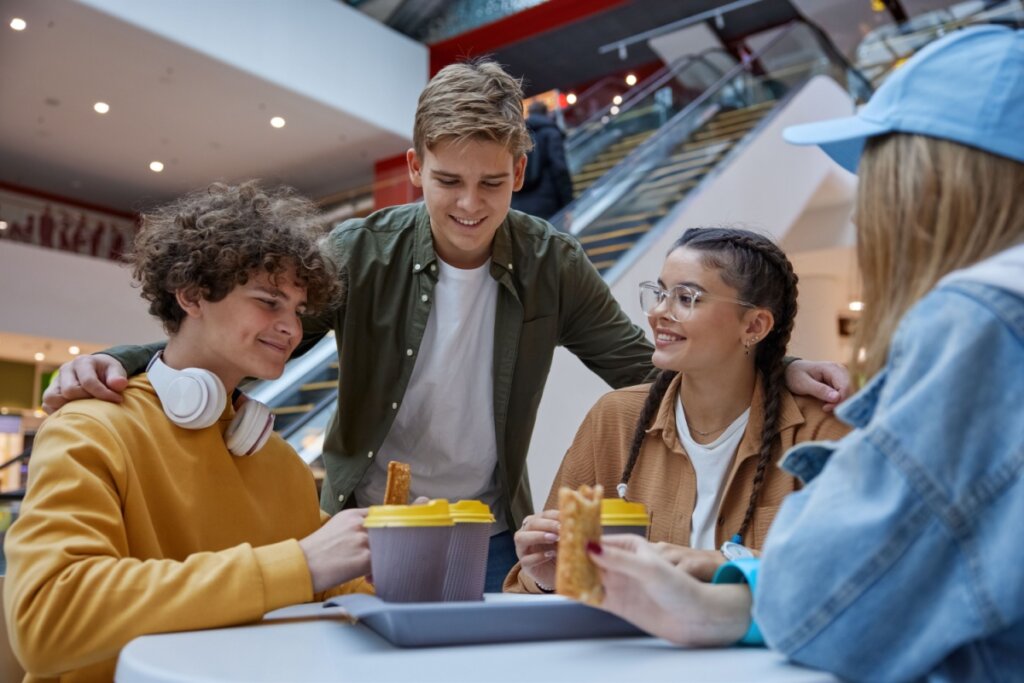 Sair com os amigos para se divertir reduz o estresse com a prova do Enem e promove o bem-estar (Imagem: Nomad_Soul | Shutterstock)