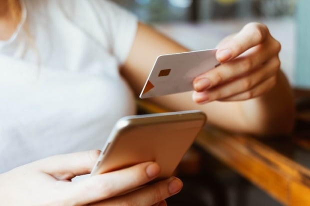 Jovens de 18 a 25 anos se destacam, com alta expressiva de 49% na quantidade de pessoas que negociaram na plataforma Serasa Limpa Nome.