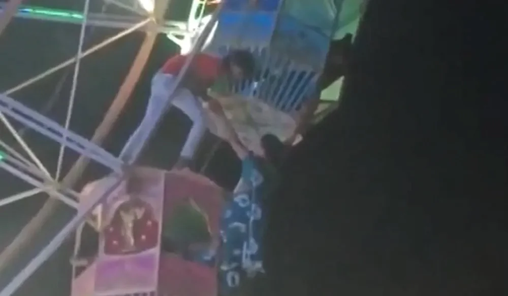 Imagem - Vídeo: mulher fica pendurada após cair de cabine de roda-gigante