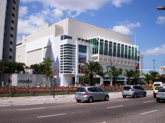 Segundo a decisão, o shopping falhou em cumprir o dever de segurança, já que medidas paliativas adotadas anteriormente não evitaram novos incidentes.