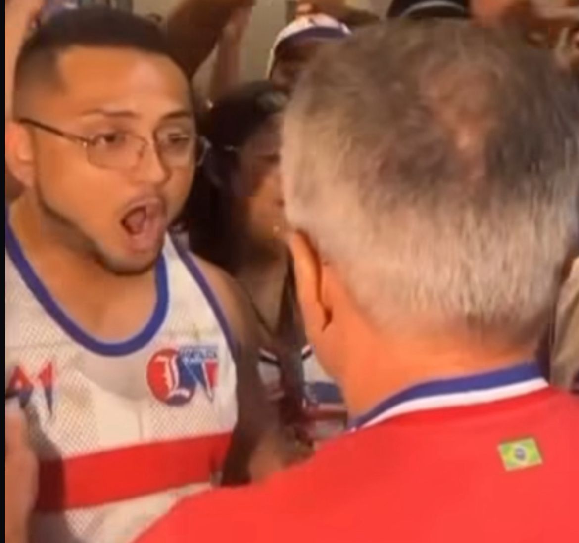 Imagem - Vídeo: ex-executivo do Remo, Sérgio Papellin é alvo de protestos de torcedores do Fortaleza
