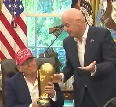 Imagem - Trump tenta levar taça da Copa do Mundo: 'Posso ficar com esse belo pedaço de ouro?'