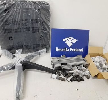 Imagem - Receita Federal faz apreensão de peças de armas restritas no Aeroporto de Viracopos
