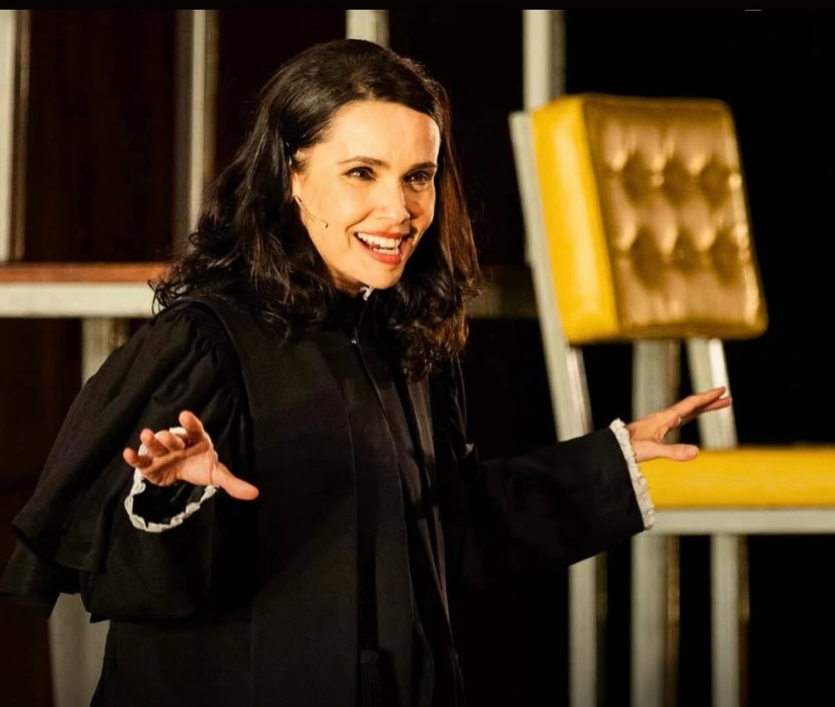 Débora Falabella interpreta Tessa, uma advogada criminalista bem-sucedida e que encontra no cotidiano de sua carreira e vida pessoal os desafios de enfrentar o abuso e assédio. 
