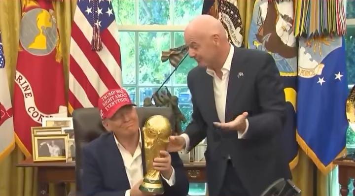 Imagem - Trump tenta levar taça da Copa do Mundo: 'Posso ficar com esse belo pedaço de ouro?'