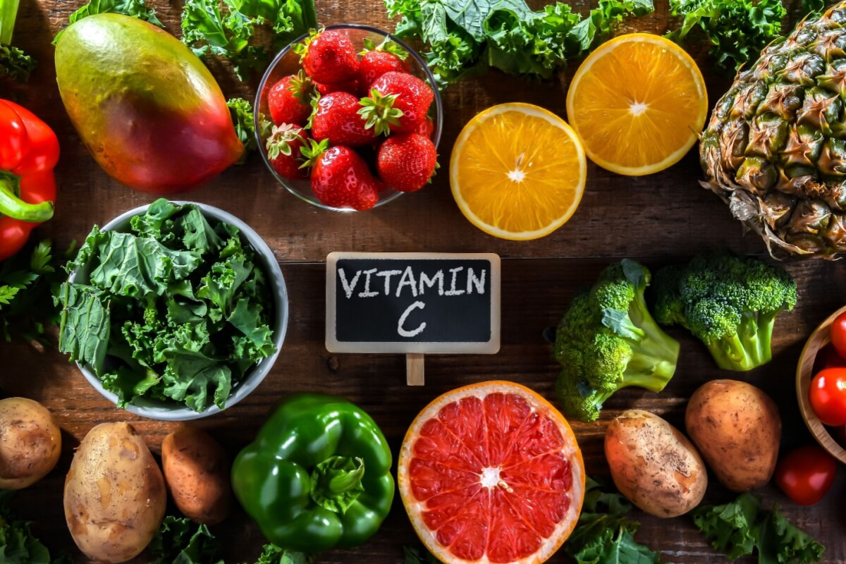 A vitamina C é essencial para o organismo e pode ser obtida por meio de diversas fontes alimentares (Imagem: monticello | Shutterstock)