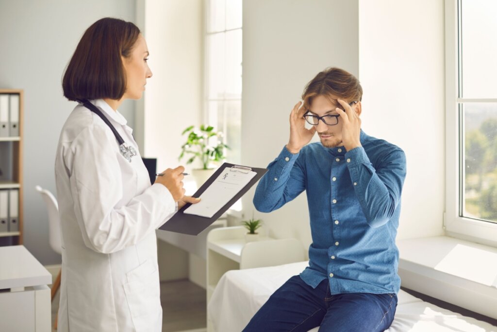 O acompanhamento médico é essencial para ajustes do tratamento da esclerose múltipla (Imagem: Studio Romantic | Shutterstock)