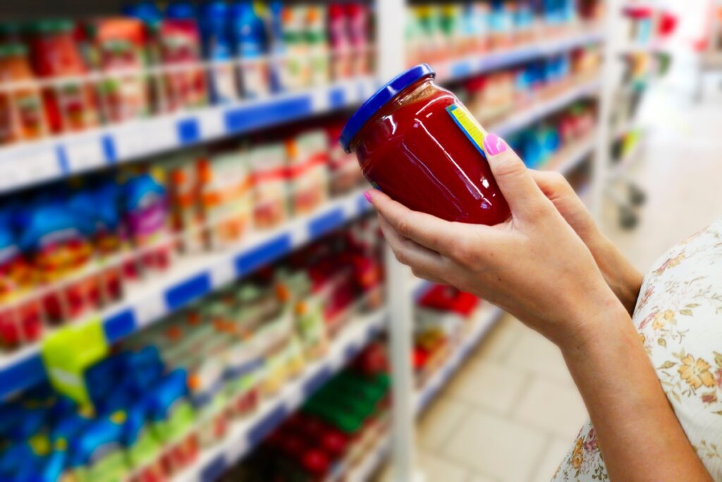Os molhos prontos são ricos em sódio, que eleva a pressão arterial (Imagem: Andrii Spy_k | Shutterstock)
