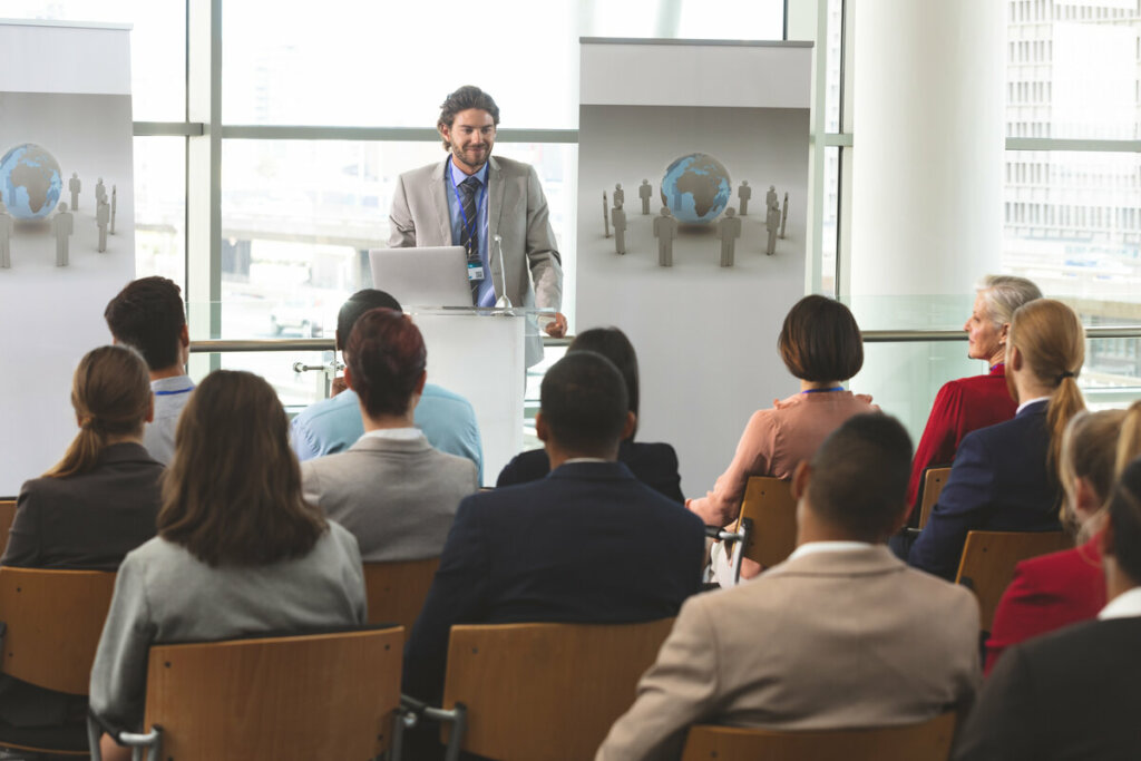Participar de treinamentos é uma forma de mostrar interesse em crescer junto à empresa (Imagem: Wavebreakmedia | Shutterstock)