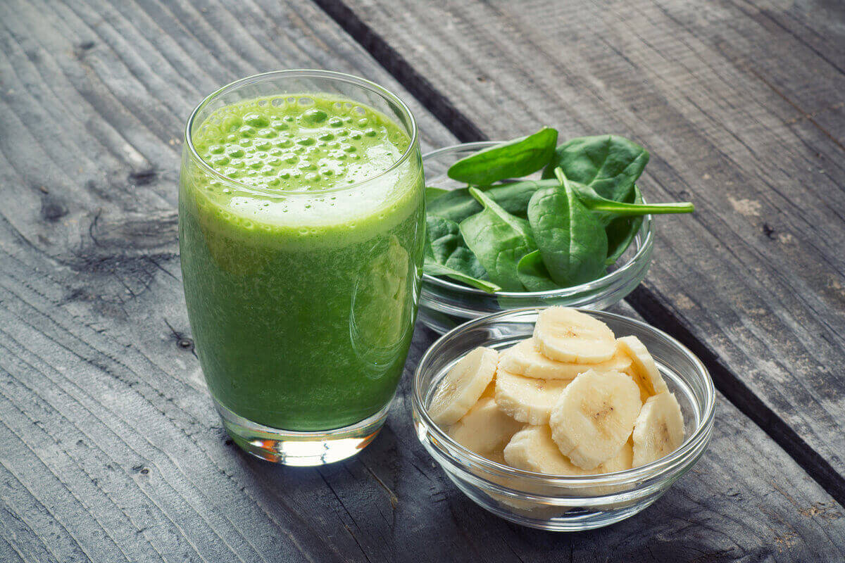 Suco de espinafre com banana (Imagem: Lecic | Shutterstock)
