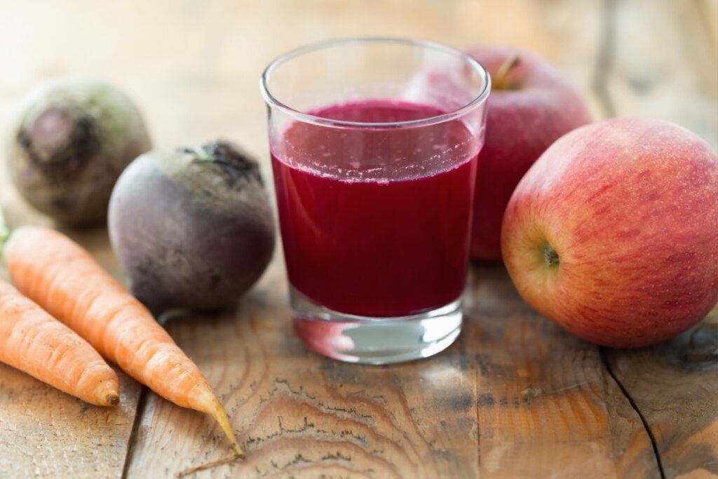Suco funcional de beterraba com maçã e cenoura (Imagem: Melica | Shutterstock)