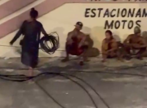 Momento que os cabos são furtados, em Belém.