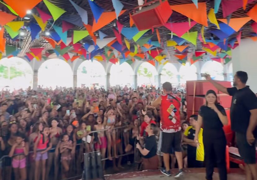 O vídeo viralizou nas redes sociais, rendendo comentários de internautas encantados com o fato de crianças tão novas conhecerem músicas que marcaram gerações anteriores.
