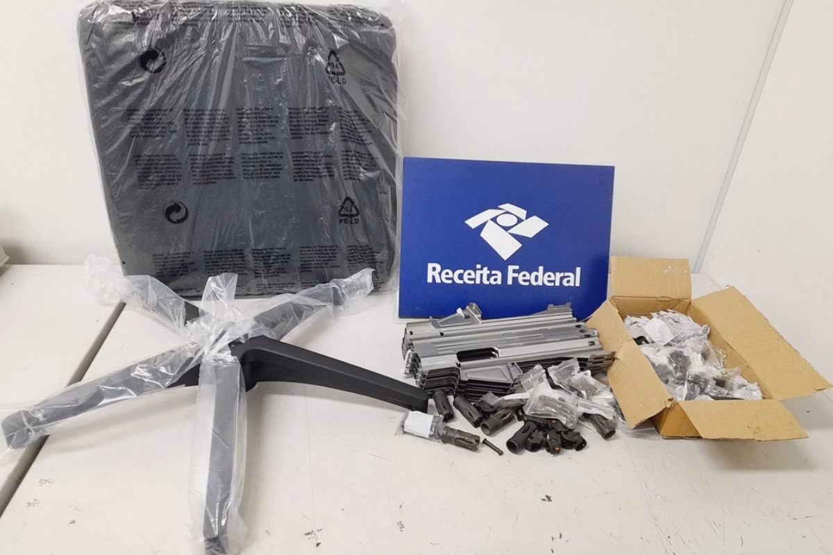 Os agentes encontraram mais de 1100 componentes, a estimativa é de que cerca de 50 armas desmontadas tenham sido enviadas para o país.